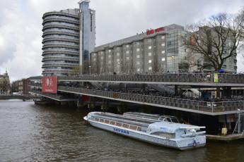 Картинка корабли теплоходы город река вокзал судно