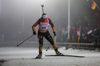 Картинка спорт биатлон спортсмен лыжня снег гонка