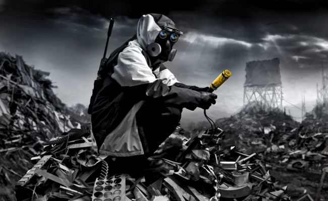 Обои картинки фото фэнтези, люди, куртка, небо, человек, лучи, противогаз, капюшон, тучи, свалка, обломки