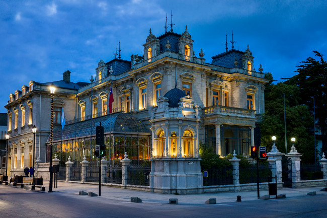 Обои картинки фото sara braun palace,  punta arenas,  chile, города, - здания,  дома, вечер, улица, здание, огни