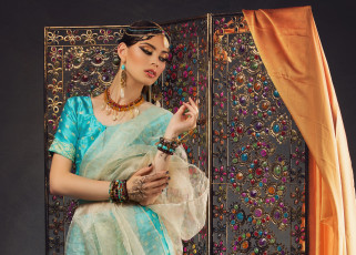 Картинка девушки -unsort+ брюнетки +шатенки роспись менди руки серьги украшения макияж индианка девушка взгляд