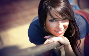 Картинка девушки -unsort+ лица +портреты лицо макияж серьги руки футболка ресницы губы модель девушка