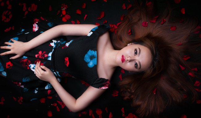 Обои картинки фото девушки, -unsort , азиатки, макияж, азиатка, лепестки, взгляд, девушка