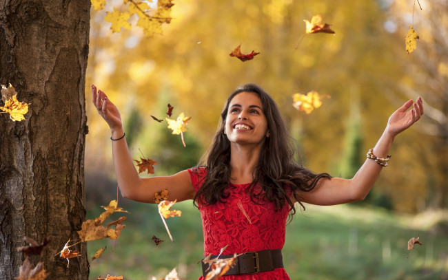 Обои картинки фото девушки, -unsort , брюнетки,  шатенки, улыбка, осень, девушка