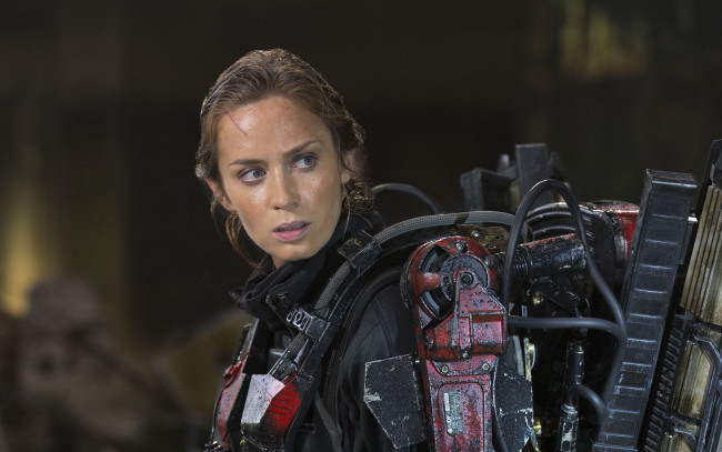Обои картинки фото edge of tomorrow, кино фильмы, взгляд, грань, будущего, emily, blunt