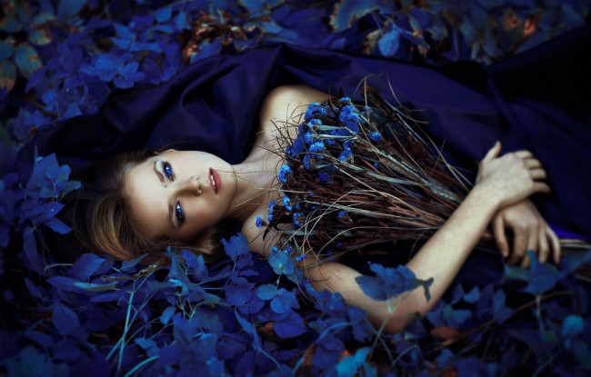 Обои картинки фото девушки, -unsort , креатив, взгляд, цветы, девушка