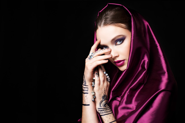 Обои картинки фото девушки, -unsort , брюнетки,  шатенки, роспись, менди, руки, взгляд, лицо, макияж, индианка, девушка