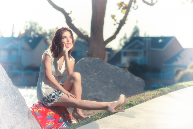 Обои картинки фото девушки, -unsort , брюнетки,  шатенки, туфли, шатенка, обработка, сидит, девушка