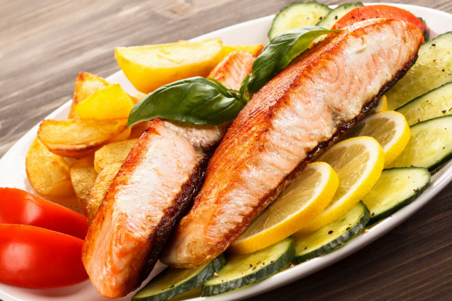 Обои картинки фото еда, вторые блюда, огурцы, помидоры, картофель, рыба