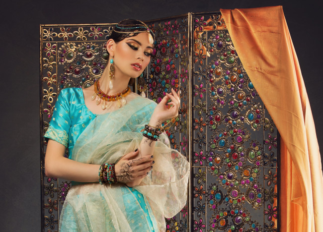 Обои картинки фото девушки, -unsort , брюнетки,  шатенки, роспись, менди, руки, серьги, украшения, макияж, индианка, девушка, взгляд