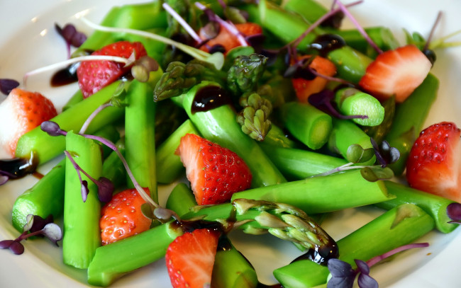 Обои картинки фото еда, салаты,  закуски, кресс, салат, спаржа, клубника