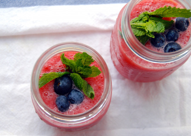 Обои картинки фото еда, напитки,  коктейль, мята, черника, коктейль