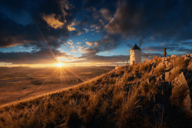 Обои картинки фото разное, мельницы, ветряная, мельница, испания, человек, свет, облака, солнце