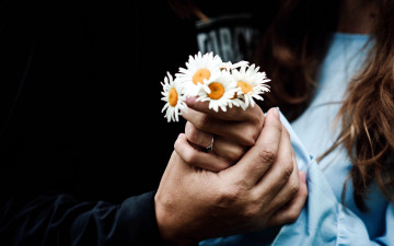 Картинка разное руки +ноги влюбленные ромашки