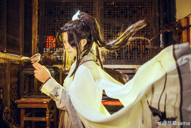 Обои картинки фото девушки, - креатив,  косплей, костюм, птица, комната