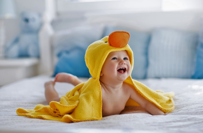 Обои картинки фото разное, дети, ребенок, полотенце, утенок