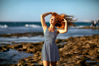 Картинка девушки -+рыжеволосые+и+разноцветные рыжая платье берег