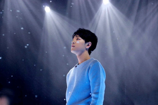 Обои картинки фото мужчины, xiao zhan, актер, свитер, свет