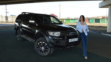 Картинка автомобили -авто+с+девушками mitsubishi l200