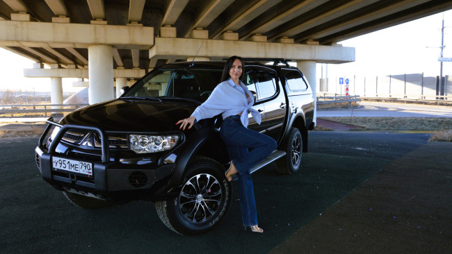 Обои картинки фото автомобили, -авто с девушками, mitsubishi, l200