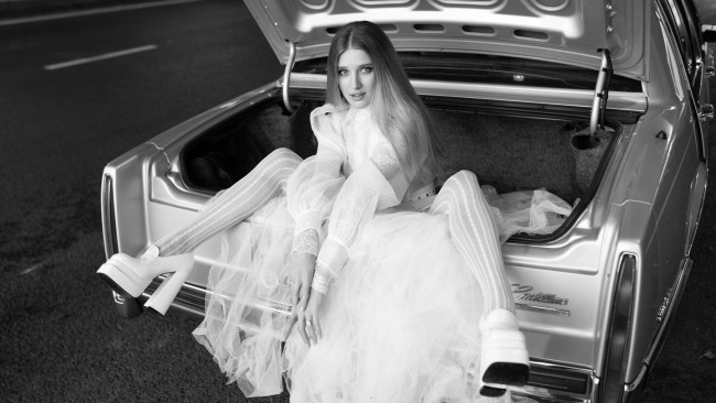 Обои картинки фото девушки, - черно-белые, красивая, девушка, cadillac, de, ville