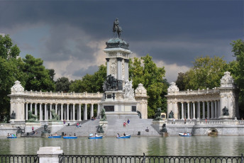 Картинка buen retiro park madrid spain города мадрид испания тёмный зелёный парк