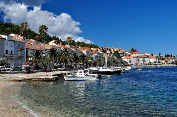 Картинка города улицы площади набережные пальмы набережная море здания лодки катера