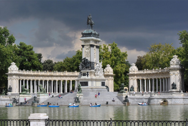 Обои картинки фото buen, retiro, park, madrid, spain, города, мадрид, испания, тёмный, зелёный, парк