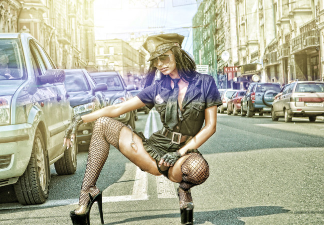 Обои картинки фото музыка, dj, milana, брюнетка, очки, sexycop, коп, полицейский, город, авто, машины, police, чулки, фуражка, форма, дорога