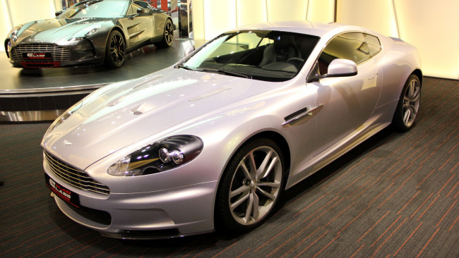 Обои картинки фото aston, martin, dbs, автомобили, выставки, уличные, фото, великобритания, элитные, ltd