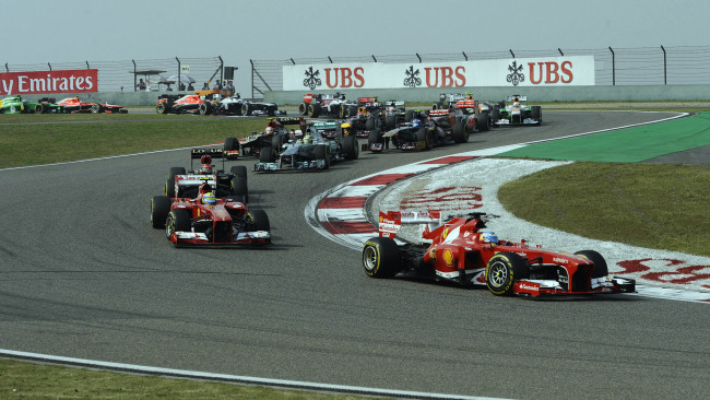 Обои картинки фото спорт, формула, f1, grand, prix, железнодорожного, вокзала, шанхая