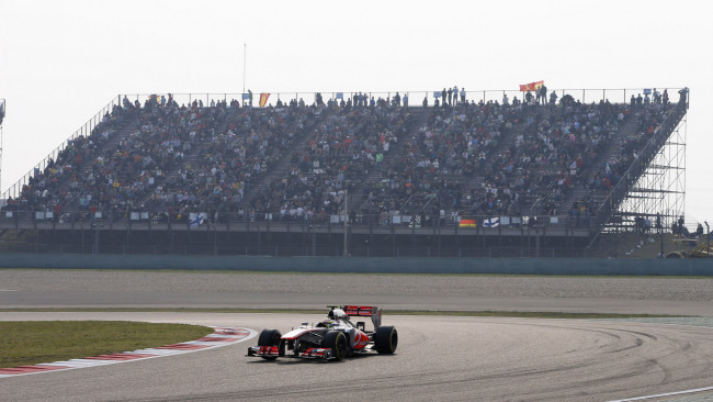 Обои картинки фото спорт, формула, f1, grand, prix, железнодорожного, вокзала, шанхая