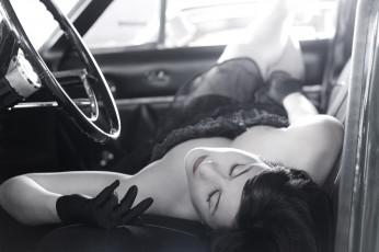 Картинка девушки -unsort+ Черно-белые+обои авто