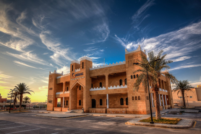 Обои картинки фото saudi electricity company in riyadh ,  saudi arabia, города, - здания,  дома, здание, пальмы, улицы, площадь