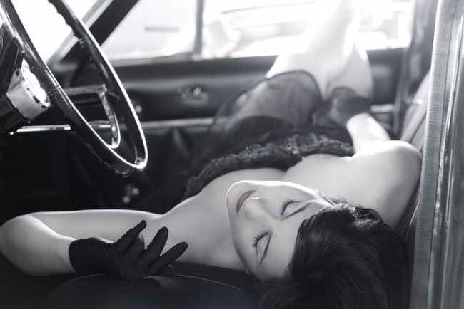 Обои картинки фото девушки, -unsort , Черно-белые обои, авто