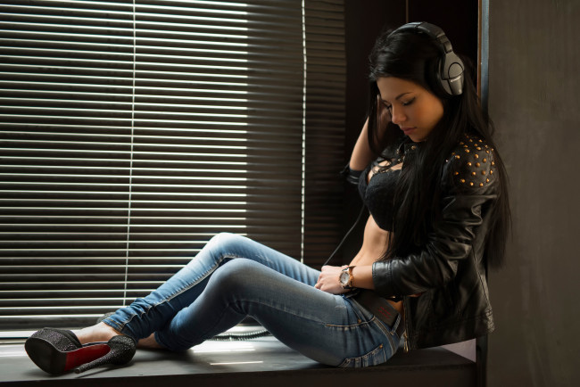 Обои картинки фото девушки, -unsort , брюнетки,  шатенки, девушка, окно, антон, печкуров, наушники, джинсы, шимкович, марина