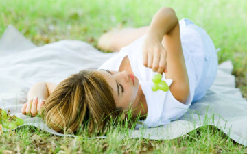 Картинка девушки -unsort+ блондинки виноград отдых лужайка трава блондинка