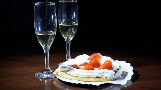 Обои картинки фото еда, разное, вино, пирог, клубника