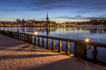 Картинка города стокгольм+ швеция река набережная зима снег вечер огни