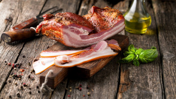 Картинка еда колбасные+изделия копченая грудинка базилик масло