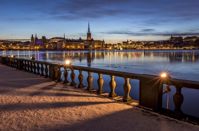 Обои картинки фото города, стокгольм , швеция, река, набережная, зима, снег, вечер, огни