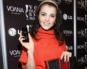 Картинка музыка сати+казанова певица улыбка свитер телефон коробка