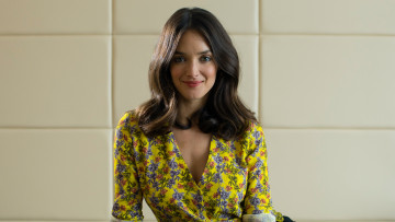 Картинка девушки -+брюнетки +шатенки charlotte le bon шатенка улыбка