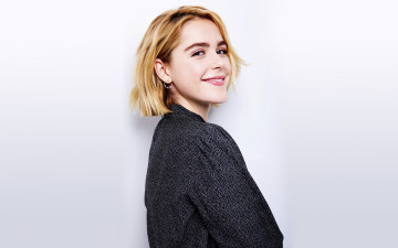 обоя девушки, kiernan shipka, блондинка, улыбка, блузка