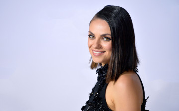 Картинка девушки mila+kunis актриса брюнетка лицо улыбка