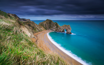 Картинка природа моря океаны море пляж трава скалы побережье англия england ла-манш english channel dorset дорсет jurassic coast юрское durdle door арка дердл