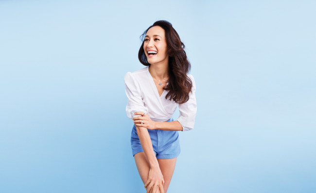 Обои картинки фото девушки, maggie q, актриса, шатенка, смех, рубашка, шорты