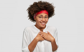 Картинка девушки -+темнокожие очки кудряшки жест