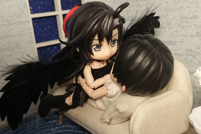 Обои картинки фото разное, игрушки, куклы, пара, ангел, диван