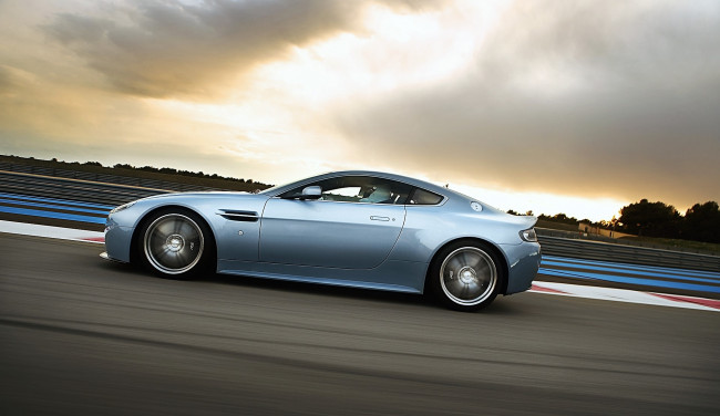 Обои картинки фото автомобили, aston martin, голубой, дорога